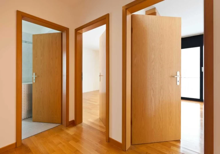 Drzwi wewnętrzne a akustyka – jak wybrać drzwi zapewniające ciszę w domu?