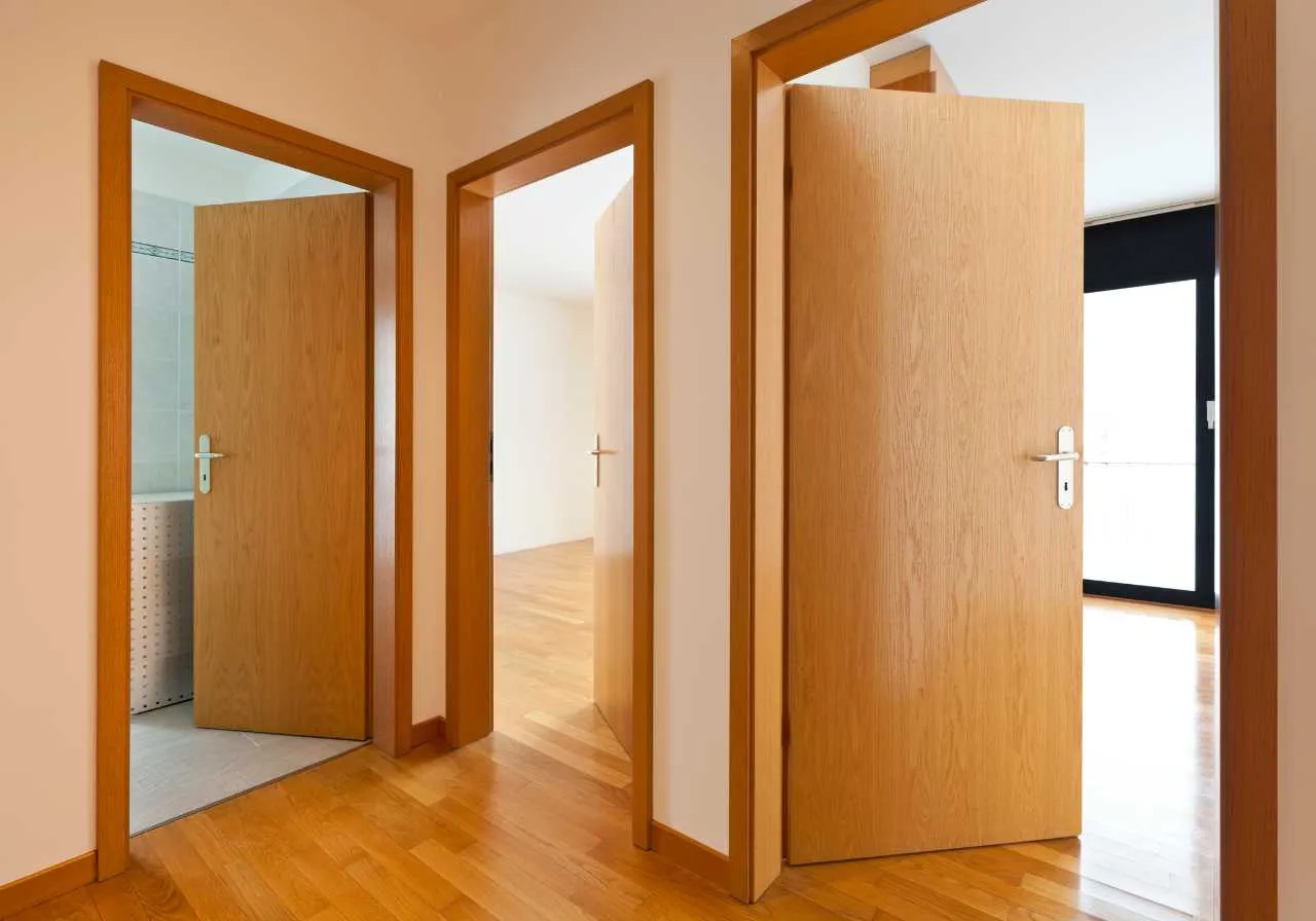 Drzwi wewnętrzne a akustyka – jak wybrać drzwi zapewniające ciszę w domu?