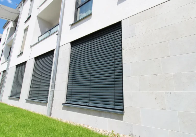 Rolety zewnętrzne – rodzaje, zalety i montaż