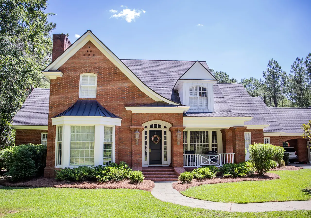 Cegła klinkierowa na elewację – dlaczego warto ją wybrać? Zalety i wady