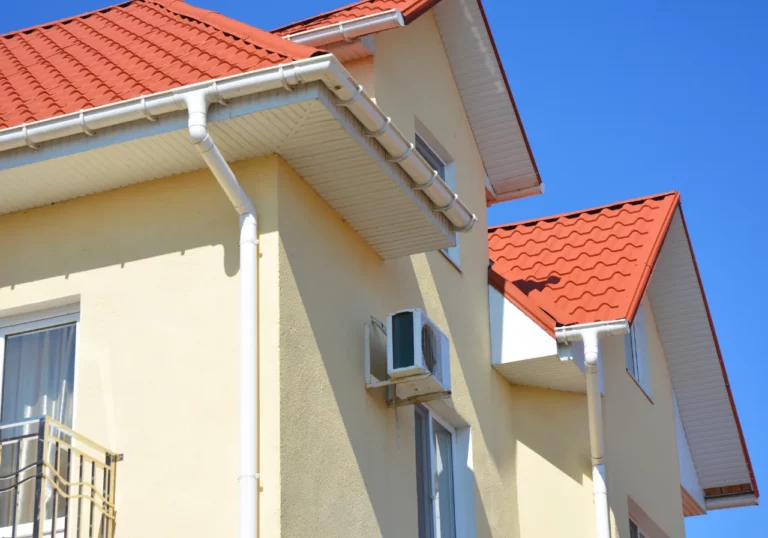 Dlaczego warto wybrać system rynnowy PCV? Zalety, wady i praktyczne porady