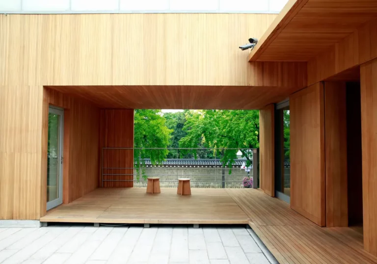 Elewacja z drewna jak dbać o drewno by służyło przez lata