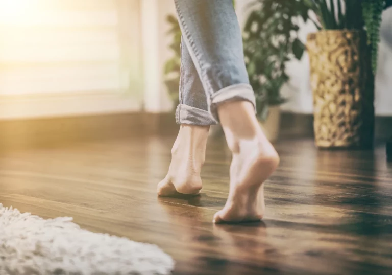 Jakie panele podłogowe wybrać panele winylowe czy drewniane